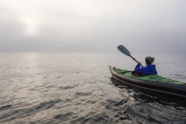 Menina Caiaque Caiaque Inflável Howe Sound Durante Nevoeiro Coberto Pôr — Fotografia de Stock