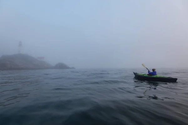 Adventurous Woman Sea Kayaking Lighthouse Vibrant Foggy Winter Sunset Taken — Stock Photo, Image