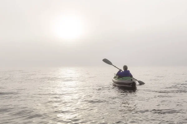 Chica Kayak Kayak Inflable Howe Sound Durante Una Puesta Sol — Foto de Stock
