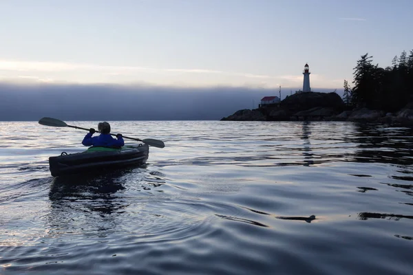 Mulher Aventurosa Caiaque Mar Perto Farol Durante Pôr Sol Inverno — Fotografia de Stock