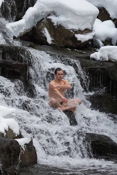 Macho Está Practicando Inmersión Agua Fría Bajo Hermosa Cascada Tomado — Foto de Stock