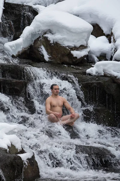 Macho Está Practicando Inmersión Agua Fría Bajo Hermosa Cascada Tomado — Foto de Stock