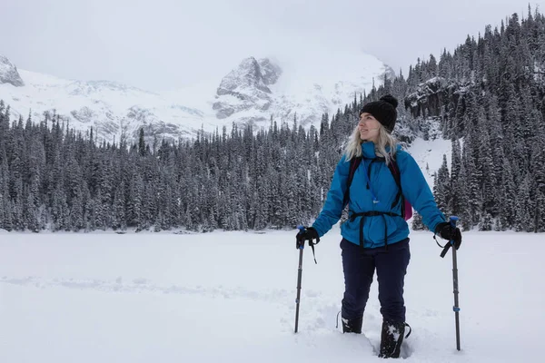 Mujer Aventura Raquetas Nieve Hermoso Paisaje Cubierto Nieve Canadiense Tiempo —  Fotos de Stock