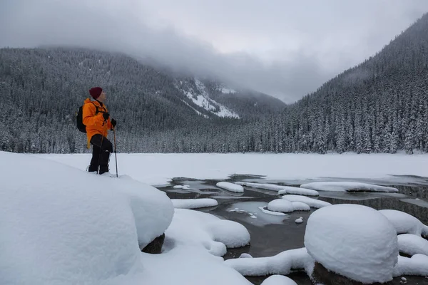 Homem Aventura Está Desfrutando Bela Paisagem Canadense Coberta Neve Tomado — Fotografia de Stock