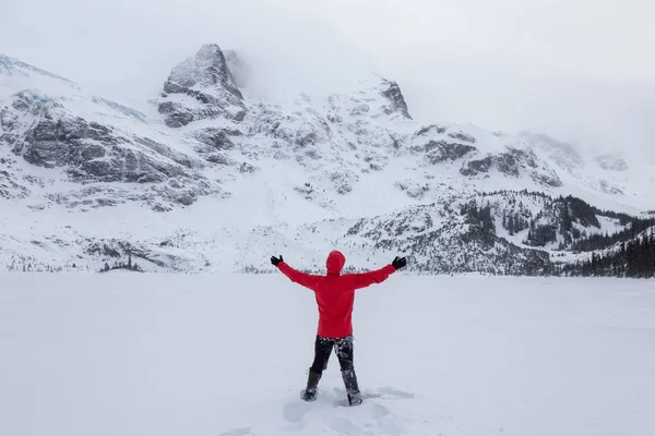 Homem Aventura Uma Roupa Colorida Está Desfrutando Bela Paisagem Canadense — Fotografia de Stock