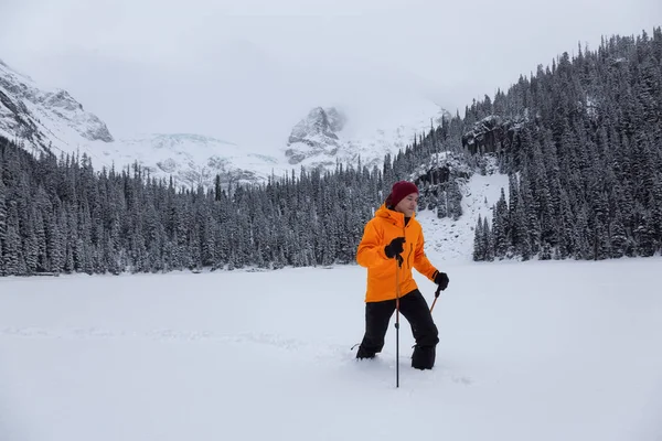 Homem Aventura Uma Roupa Colorida Está Caminhando Bela Paisagem Canadense — Fotografia de Stock