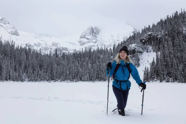 Macera kadın güzel Kanada kar kaplı manzara içinde kış döneminde snowshoeing. Joffre Gölü, Vancouver, British Columbia, Kanada kuzeyindeki alınan.