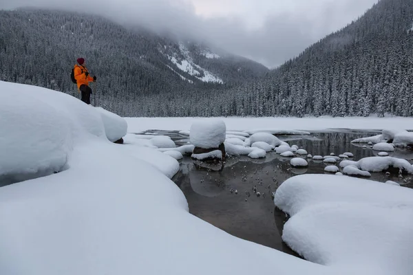 Homem Aventura Está Desfrutando Bela Paisagem Canadense Coberta Neve Tomado — Fotografia de Stock