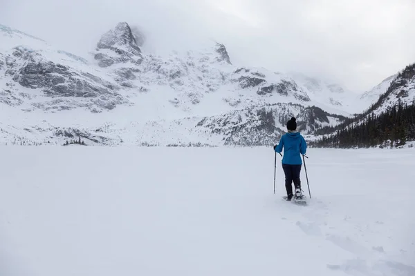 Mujer Aventura Está Haciendo Senderismo Hermoso Paisaje Cubierto Nieve Canadiense — Foto de Stock