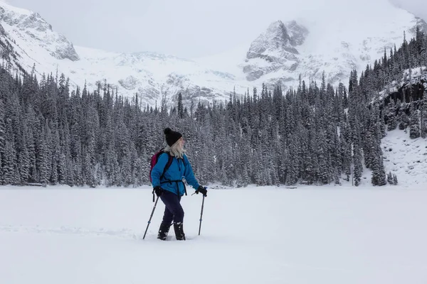 Mulher Aventura Snowshoeing Bela Paisagem Coberta Neve Canadense Tempo Inverno — Fotografia de Stock