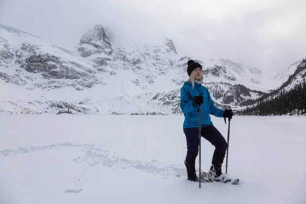 Mulher Aventura Está Caminhando Bela Paisagem Coberta Neve Canadense Tempo — Fotografia de Stock
