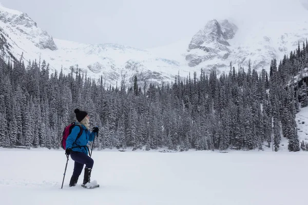 Mujer Aventura Raquetas Nieve Hermoso Paisaje Cubierto Nieve Canadiense Tiempo —  Fotos de Stock