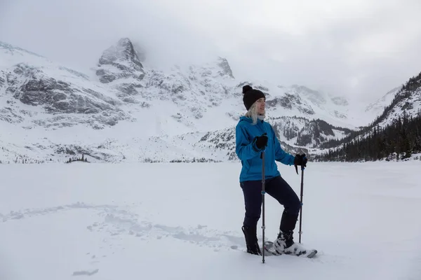 Dobrodružství Žena Turistika Krásné Kanadské Snow Zahrnuty Krajina Zimním Období — Stock fotografie
