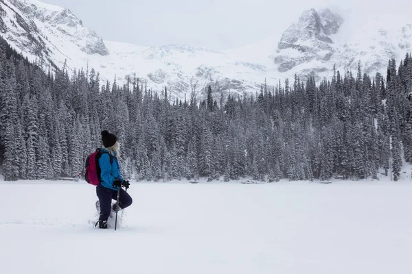 Abenteuer Frau Ist Schneeschuhwandern Der Schönen Kanadischen Verschneiten Landschaft Winter — Stockfoto