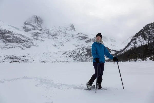 探险妇女是徒步旅行在美丽的加拿大雪覆盖的风景在冬天时间 在加拿大不列颠哥伦比亚省温哥华以北的霞飞路湖拍摄 — 图库照片