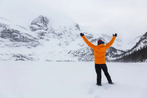 Homem Aventura Uma Roupa Colorida Está Desfrutando Bela Paisagem Canadense — Fotografia de Stock