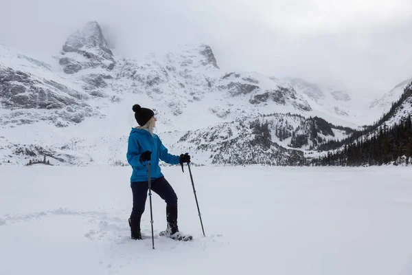 Mujer Aventura Está Haciendo Senderismo Hermoso Paisaje Cubierto Nieve Canadiense — Foto de Stock