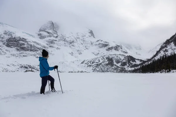 Mulher Aventura Está Caminhando Bela Paisagem Coberta Neve Canadense Tempo — Fotografia de Stock