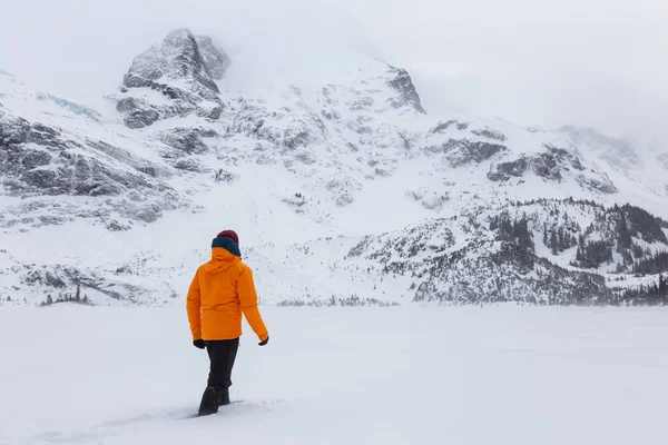 Homem Aventura Uma Roupa Colorida Está Caminhando Bela Paisagem Canadense — Fotografia de Stock