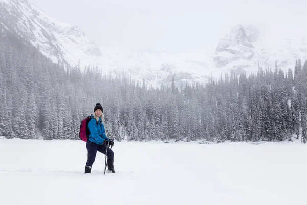 Mulher Aventura Snowshoeing Bela Paisagem Coberta Neve Canadense Tempo Inverno — Fotografia de Stock