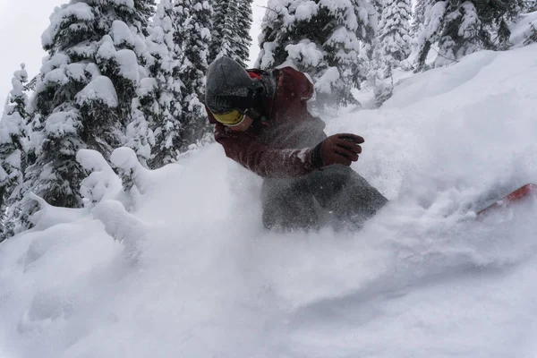 Snowboarder Masculin Chevauchant Neige Poudreuse Blanche Dans Terrain Extrême Prise — Photo