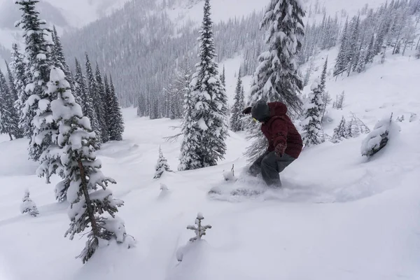 Erkek Snowboard Binme Beyaz Toz Kar Aşırı Arazide Whitewater Kayak — Stok fotoğraf