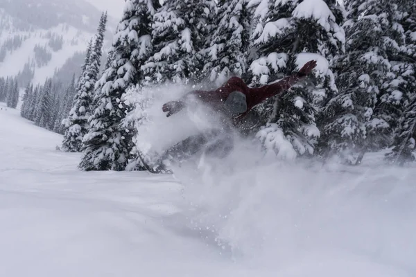 Snowboarder Masculin Chevauchant Neige Poudreuse Blanche Dans Terrain Extrême Prise — Photo