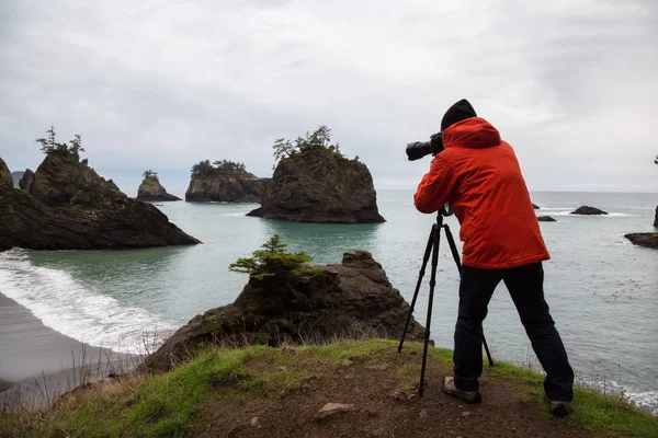 Fotografen Tar Bilder Utsikten Oregons Kyst Tatt Secret Beach Overskyet – stockfoto