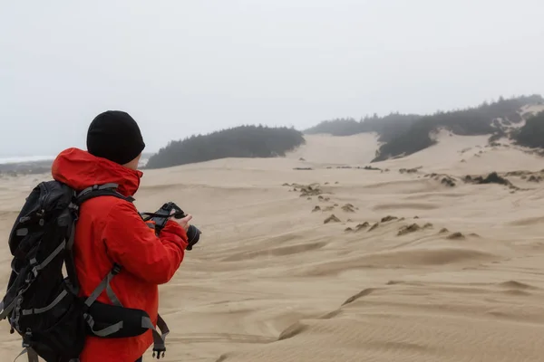 摄影师拍照的美丽风景 在俄勒冈州沙丘国家娱乐区 Reedsport 俄勒冈州海岸 — 图库照片