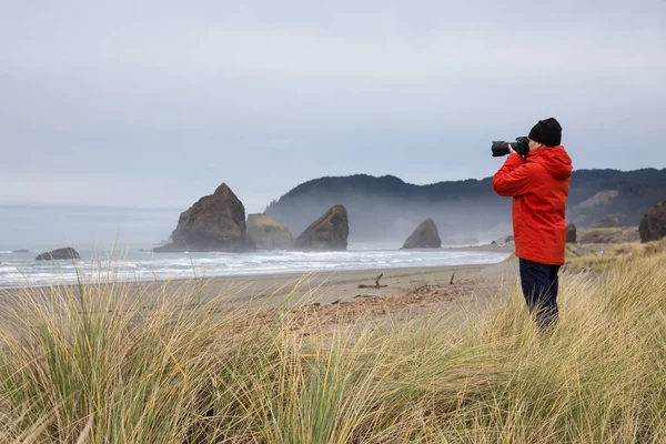 Fotógrafo Está Tomando Fotos Hermosa Vista Mar Costa Oregon Tomado — Foto de Stock