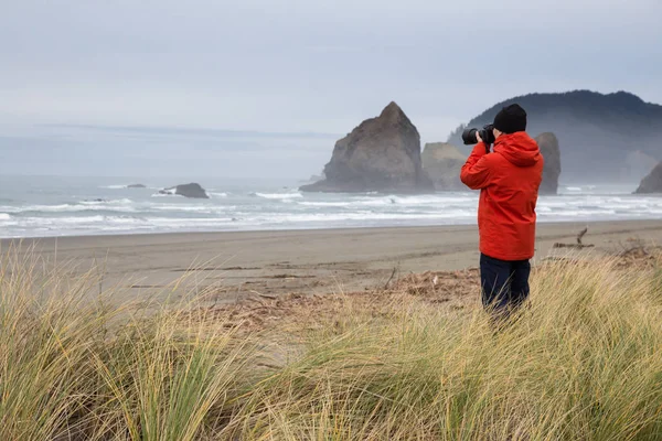 Fotós Fotózni Gyönyörű Tengerparti Kilátás Oregon Coast Során Egy Felhős — Stock Fotó