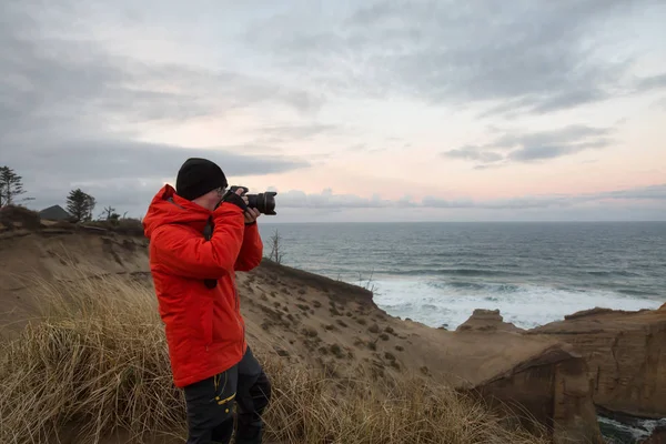 Fotógrafo Está Tomando Fotos Hermosa Vista Mar Costa Oregon Tomado —  Fotos de Stock