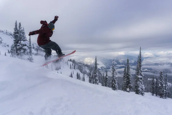 Snowboarder Descend Les Pistes Enneigées Lors Une Soirée Animée Nuageuse — Photo