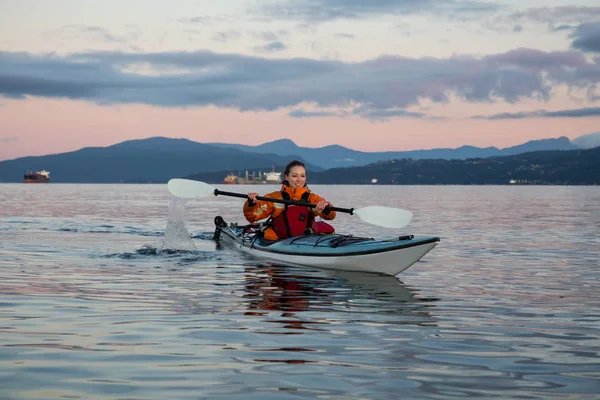 Une Femme Aventureuse Fait Kayak Mer Près Centre Ville Vancouver — Photo