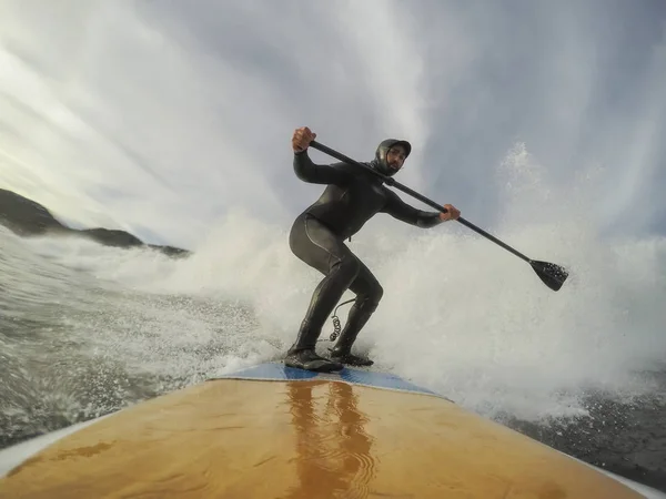 Man Een Wetsuit Peddel Instappen Een Golf Oceaan Tijdens Een — Stockfoto