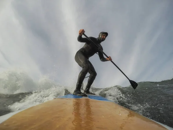 Man Een Wetsuit Peddel Instappen Een Golf Oceaan Tijdens Een — Stockfoto