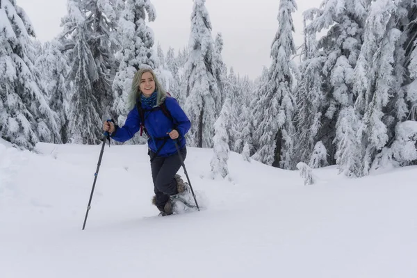 Jovem Adventurosa Mulher Caucasiana Snowshoeing Nas Montanhas Cobertas Neve Tomado — Fotografia de Stock