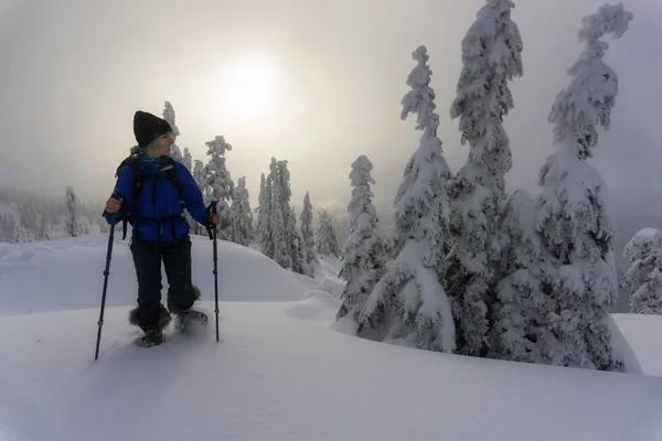 Jovem Adventurosa Mulher Caucasiana Snowshoeing Nas Montanhas Cobertas Neve Tomado — Fotografia de Stock