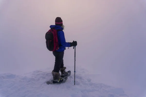 Jovem Adventurosa Mulher Snowshoeing Nas Montanhas Cobertas Neve Durante Pôr — Fotografia de Stock
