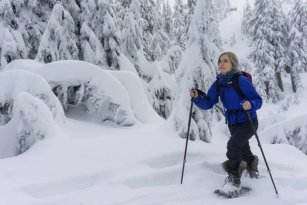Młody Przygód Kaukaski Kobieta Jest Wędrówki Rakietach Śnieżnych Górach Pokryte — Zdjęcie stockowe