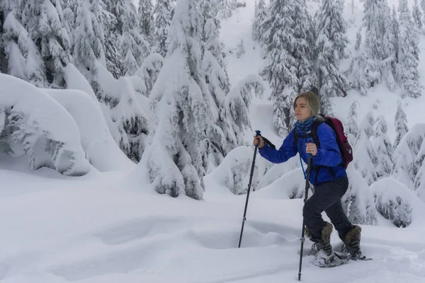 Jovem Adventurosa Mulher Caucasiana Snowshoeing Nas Montanhas Cobertas Neve Tomado — Fotografia de Stock