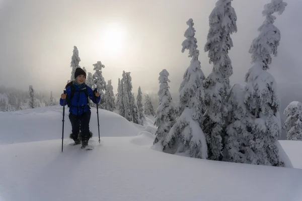 年轻的冒险白种女人雪地行走在积雪覆盖的群山中 拍摄于西摩山 北温哥华 不列颠哥伦比亚省 加拿大 — 图库照片