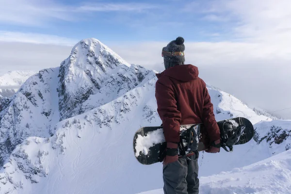 Snowboarder Στέκεται Στην Κορυφή Του Βουνού Και Κοιτάζοντας Όμορφο Τοπίο — Φωτογραφία Αρχείου