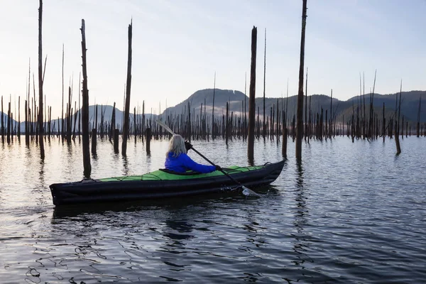 Dobrodružný Dívka Jízda Kajaku Nafukovací Kajak Nádherné Jezero Horami Pozadí — Stock fotografie