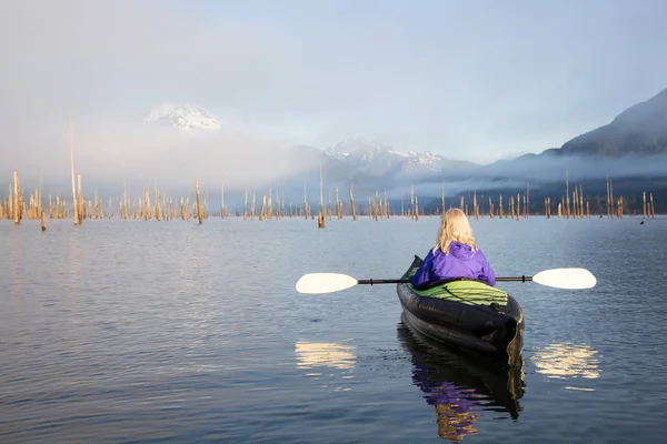 Chica Kayak en un lago — Foto de Stock