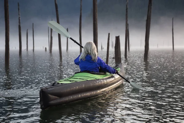 Kajakfahren in einem See — Stockfoto