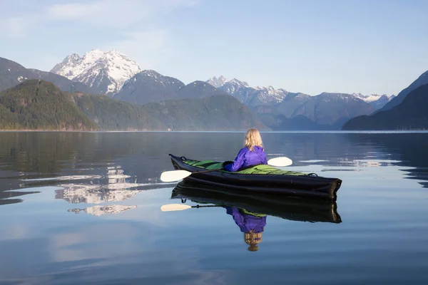 Chica Kayak en un lago —  Fotos de Stock