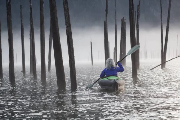 Caiaque em um lago — Fotografia de Stock