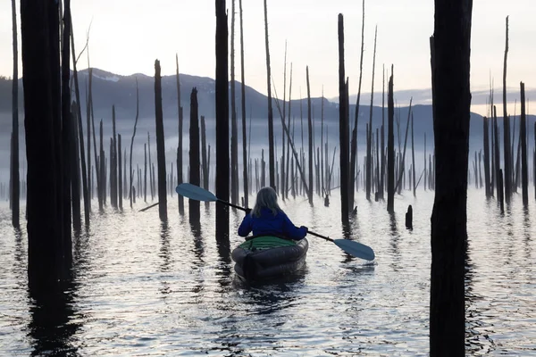 Kajakfahren in einem See — Stockfoto