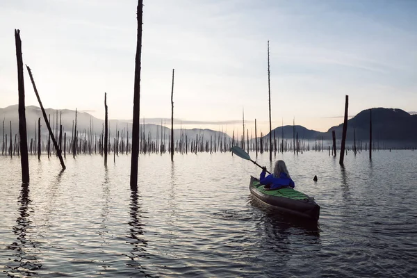 Kajakfahren in einem See — Stockfoto